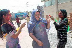 FARIDABAD MAIN HOLI KE AVSAR PER MAHILA PER RANG DALTI YUVTIAN